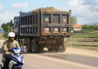 Xe chở hàng để dầu nhờn, hóa chất rơi vãi xuống đường bộ bị phạt như thế nào?